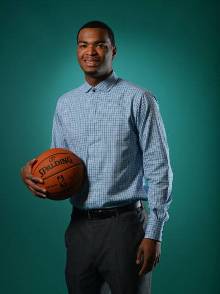 赛都让人更 赛都让人更